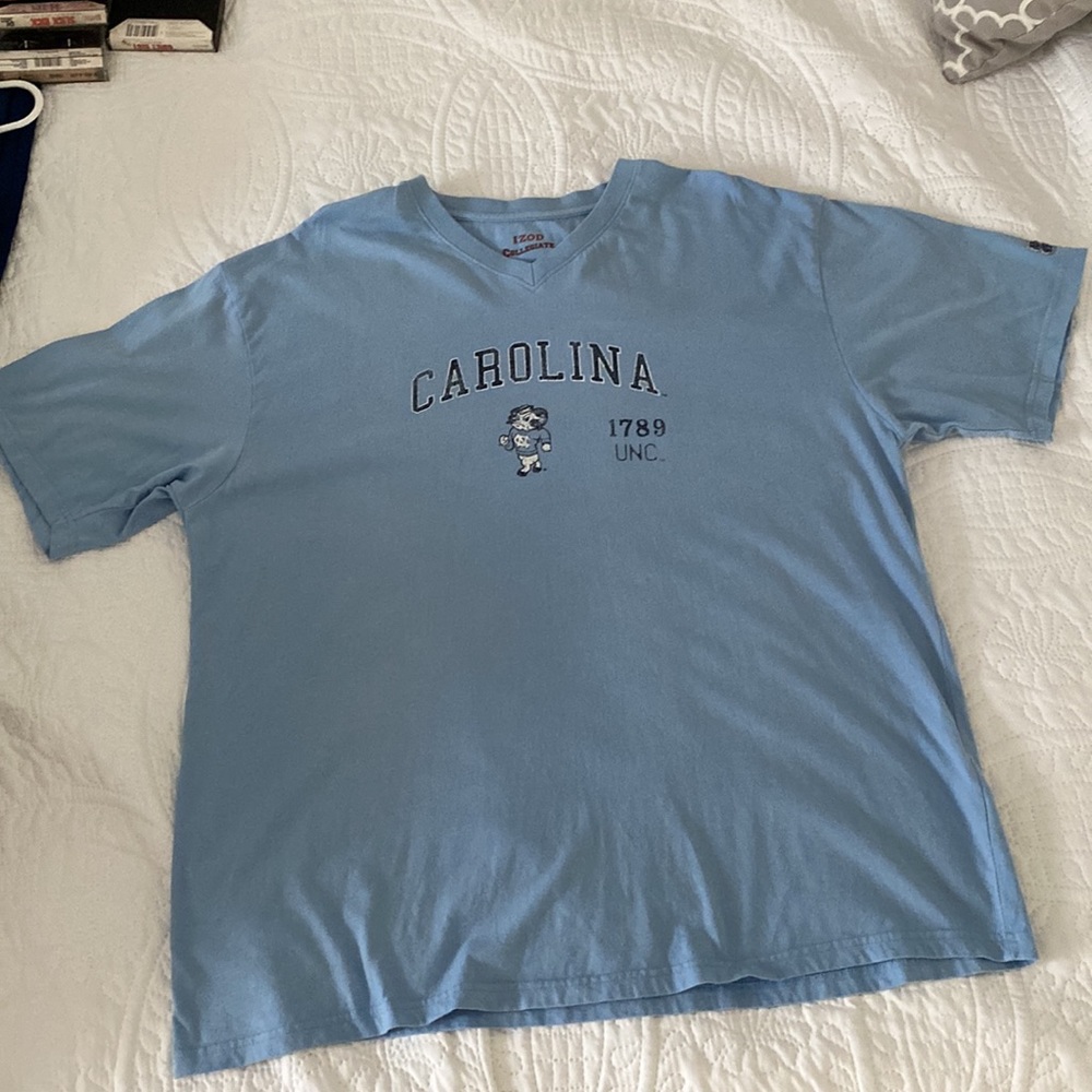 IZod  UNC V neck Mens size XL tee shirt